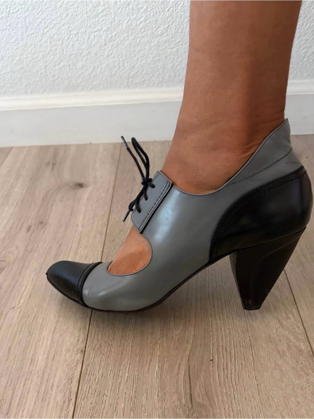 Vero Cuoio Two-Tone Gray and Black Lace-Up Heel